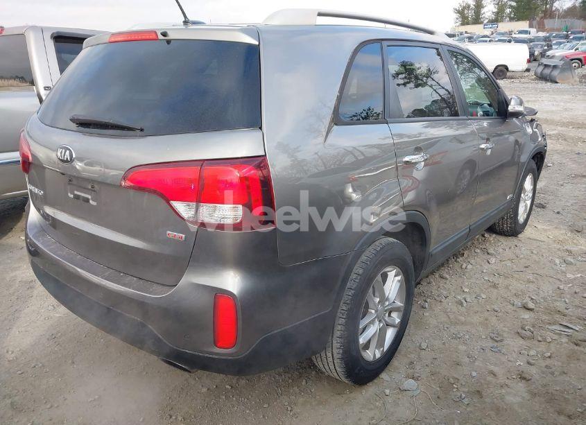 Photo 4 of 2015 Kia Sorento LX (VIN 5XYKTCA61FG616846)