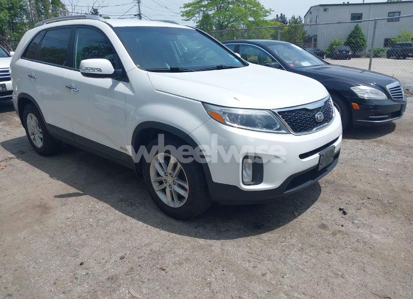 2015 Kia Sorento LX (VIN 5XYKTCA61FG655694) main photo