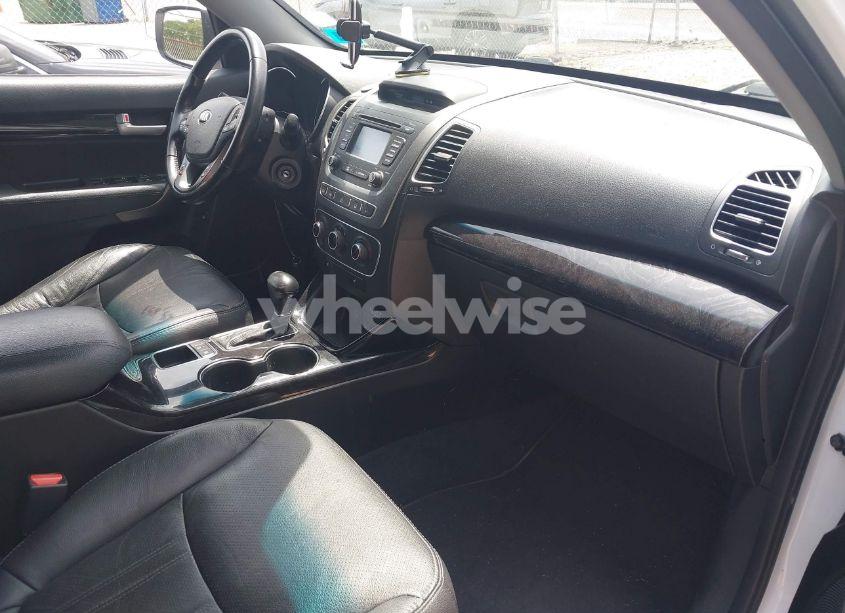 Photo 5 of 2015 Kia Sorento LX (VIN 5XYKTCA61FG655694)