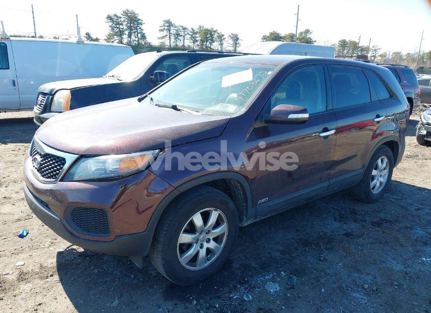 Photo 2 of 2013 Kia Sorento LX (VIN 5XYKTCA62DG317475)