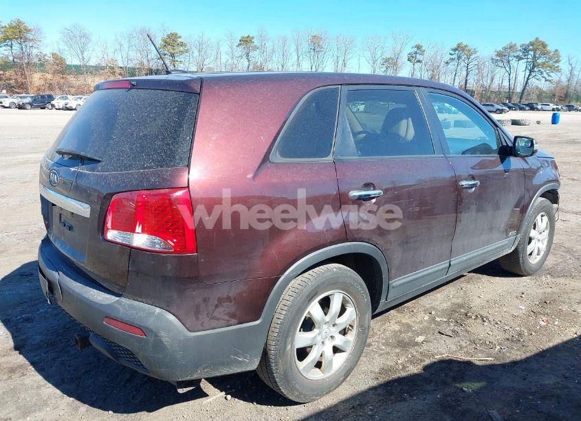 Photo 4 of 2013 Kia Sorento LX (VIN 5XYKTCA62DG317475)