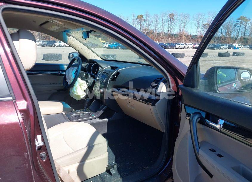 Photo 5 of 2013 Kia Sorento LX (VIN 5XYKTCA62DG317475)