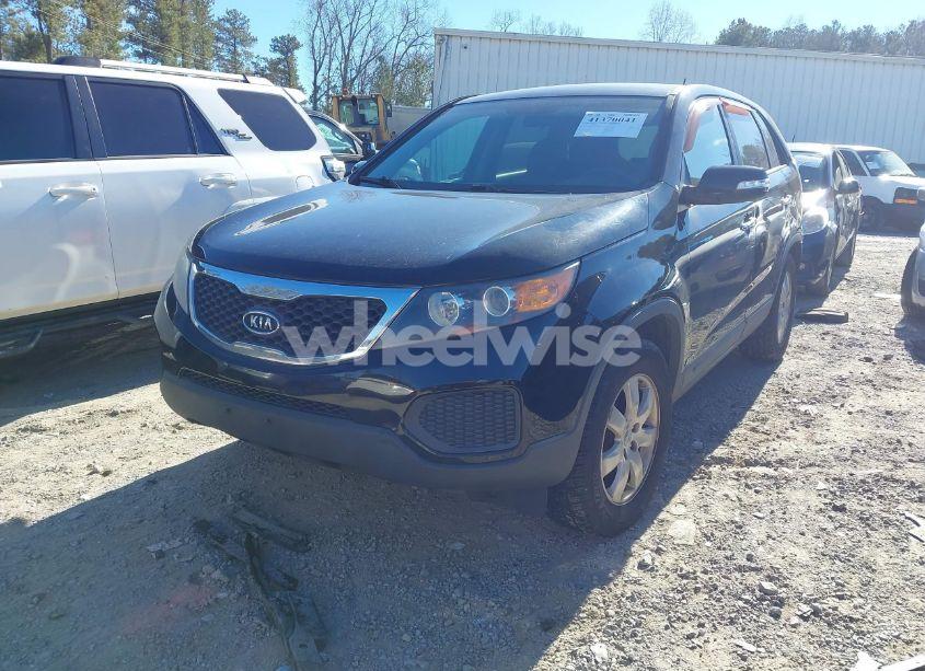 Photo 2 of 2013 Kia Sorento LX (VIN 5XYKTCA62DG345910)