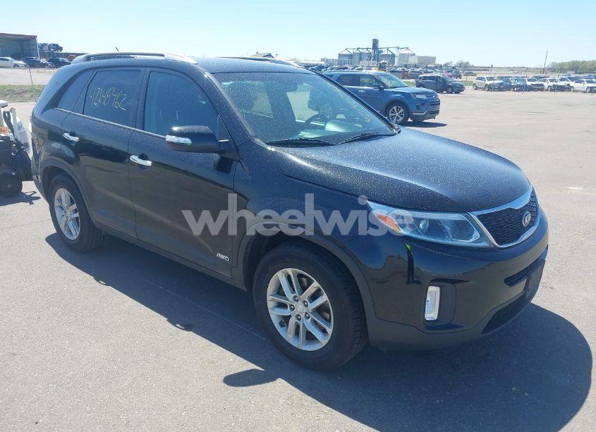 2015 Kia Sorento LX (VIN 5XYKTCA62FG562425) main photo