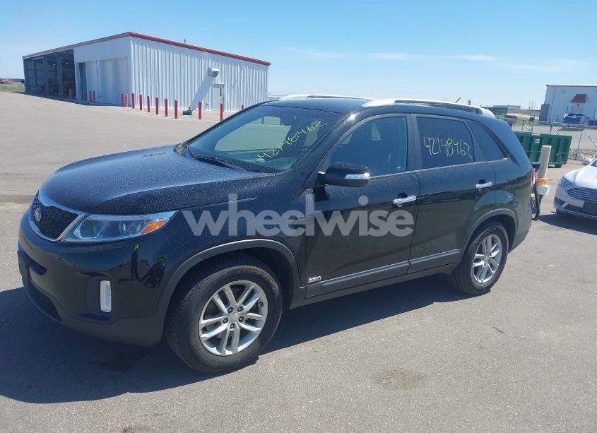 Photo 2 of 2015 Kia Sorento LX (VIN 5XYKTCA62FG562425)