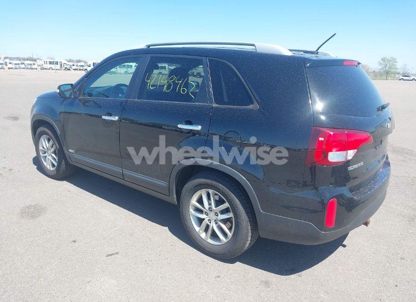 Photo 3 of 2015 Kia Sorento LX (VIN 5XYKTCA62FG562425)