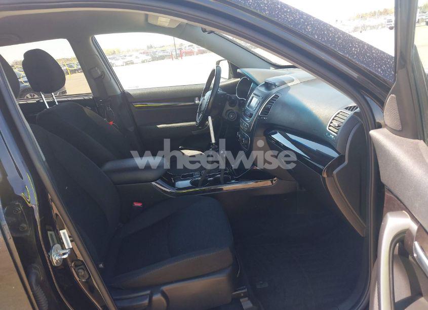 Photo 5 of 2015 Kia Sorento LX (VIN 5XYKTCA62FG562425)