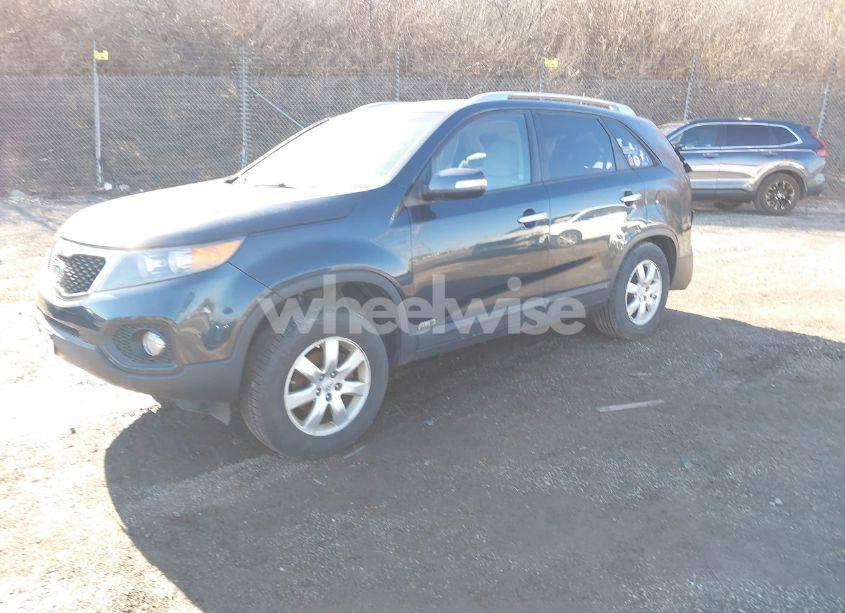 Photo 2 of 2013 Kia Sorento LX (VIN 5XYKTCA63DG361999)