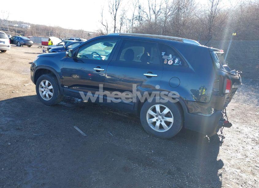 Photo 3 of 2013 Kia Sorento LX (VIN 5XYKTCA63DG361999)