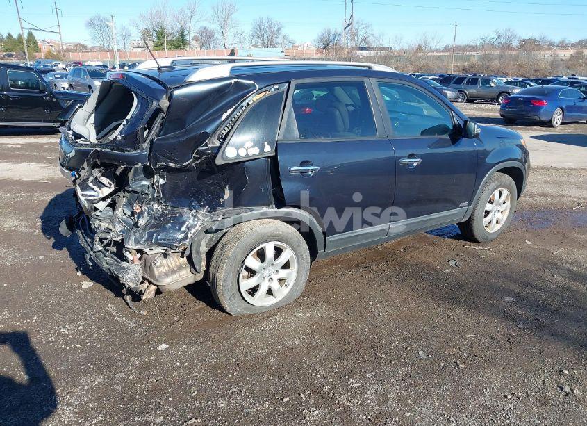 Photo 4 of 2013 Kia Sorento LX (VIN 5XYKTCA63DG361999)