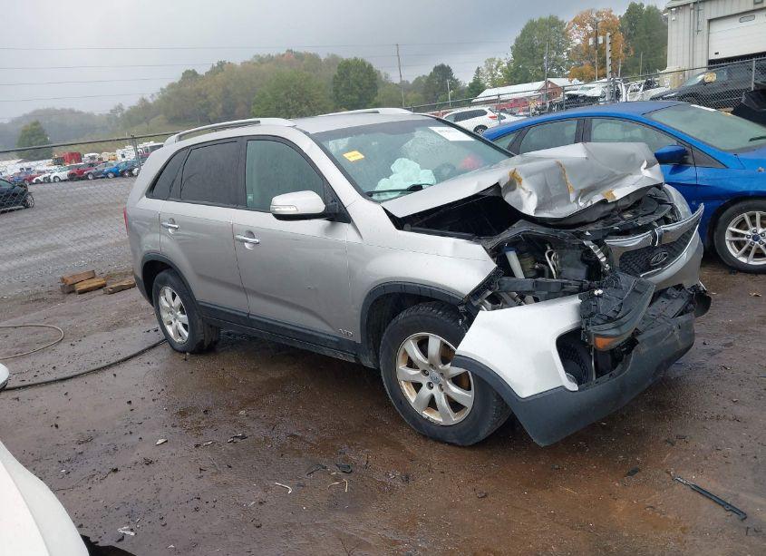 2013 Kia Sorento LX (VIN 5XYKTCA63DG423580) main photo