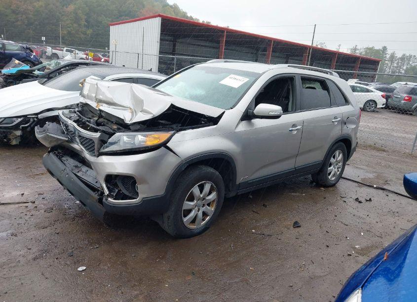 Photo 2 of 2013 Kia Sorento LX (VIN 5XYKTCA63DG423580)