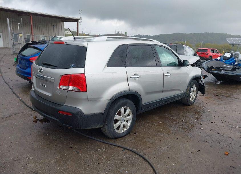 Photo 4 of 2013 Kia Sorento LX (VIN 5XYKTCA63DG423580)