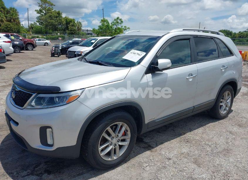 Photo 2 of 2014 Kia Sorento LX (VIN 5XYKTCA63EG515533)