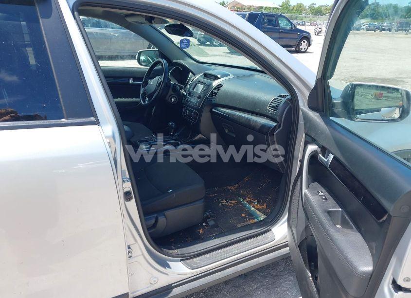 Photo 5 of 2014 Kia Sorento LX (VIN 5XYKTCA63EG515533)