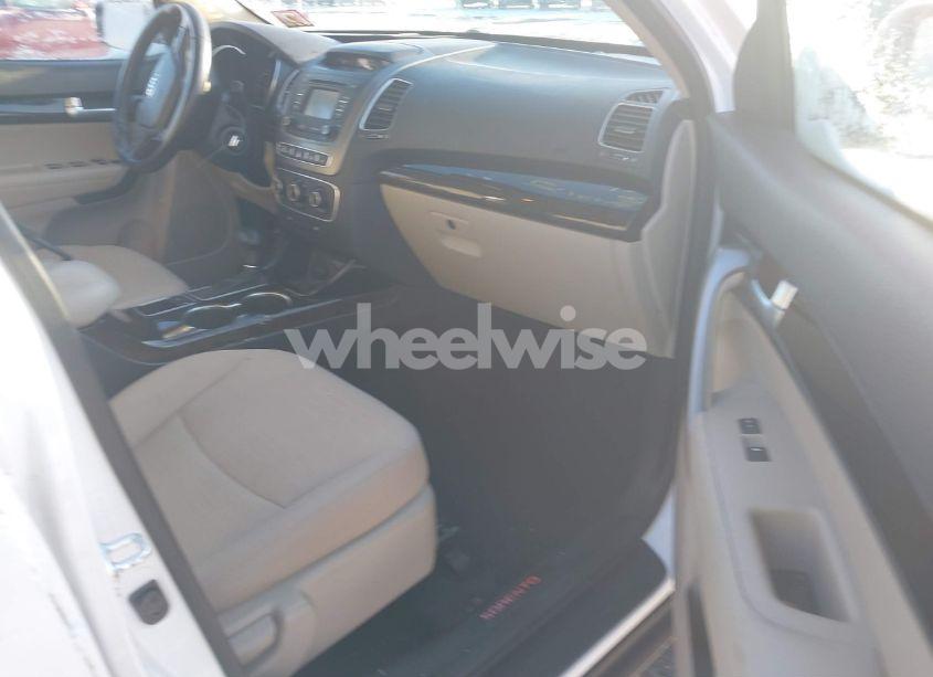 Photo 5 of 2014 Kia Sorento LX (VIN 5XYKTCA63EG530226)