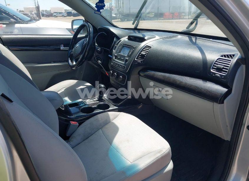 Photo 5 of 2014 Kia Sorento LX (VIN 5XYKTCA63EG544532)