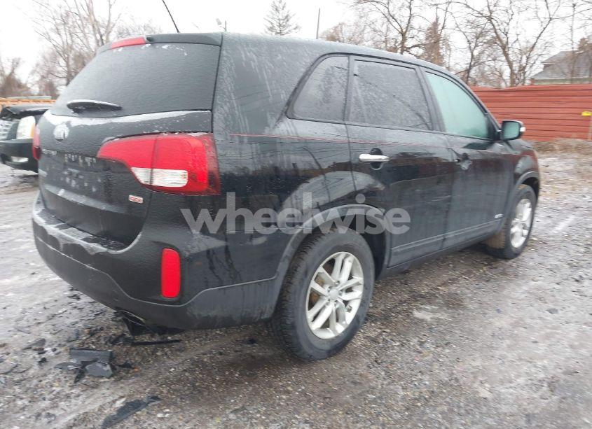 Photo 4 of 2015 Kia Sorento LX (VIN 5XYKTCA63FG559372)