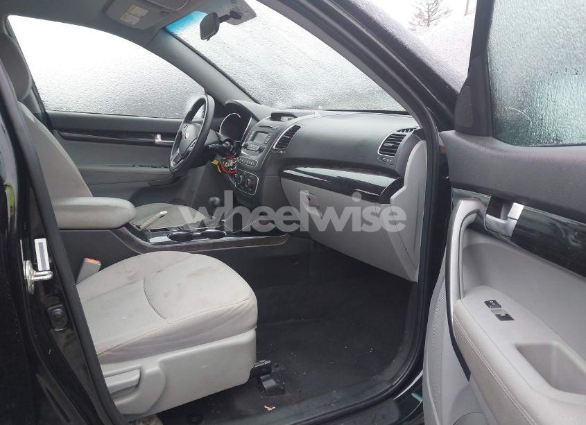 Photo 5 of 2015 Kia Sorento LX (VIN 5XYKTCA63FG559372)