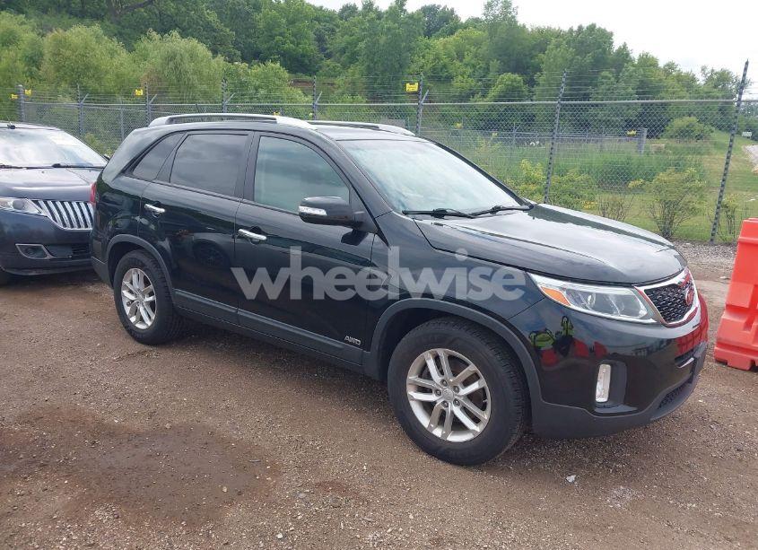 2015 Kia Sorento LX (VIN 5XYKTCA63FG572431) main photo