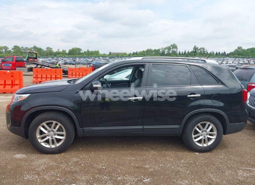 Photo 14 of 2015 Kia Sorento LX (VIN 5XYKTCA63FG572431)