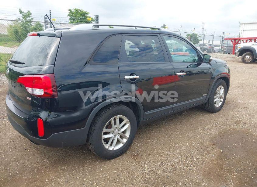 Photo 4 of 2015 Kia Sorento LX (VIN 5XYKTCA63FG572431)