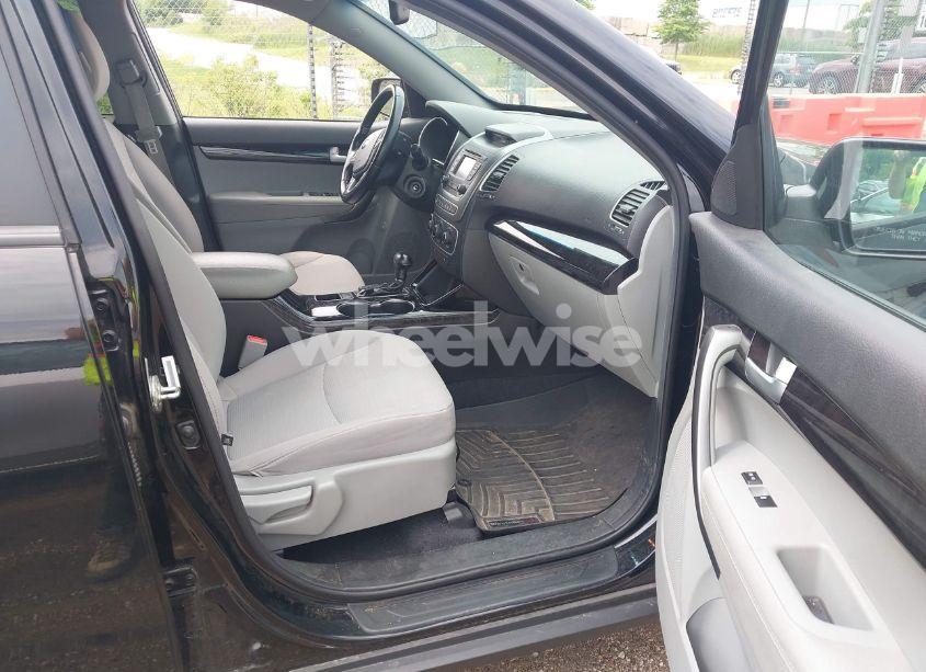 Photo 5 of 2015 Kia Sorento LX (VIN 5XYKTCA63FG572431)