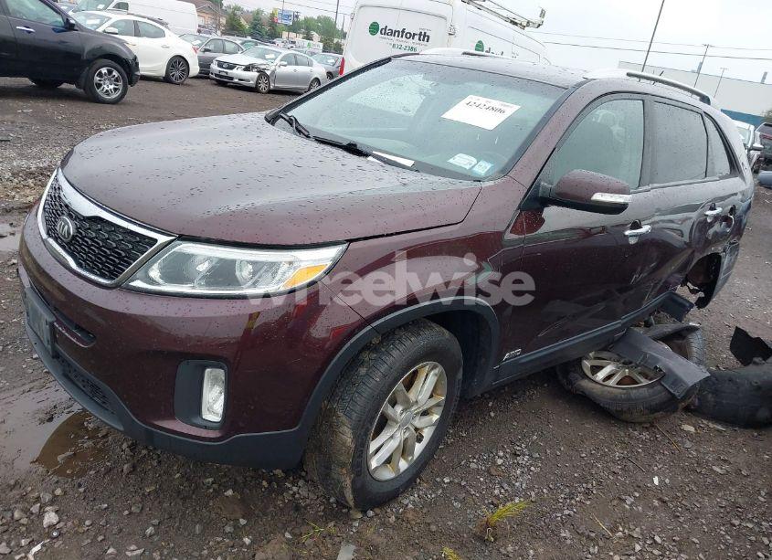 Photo 2 of 2015 Kia Sorento LX (VIN 5XYKTCA63FG585728)