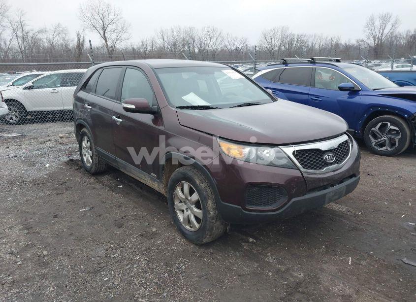 2013 Kia Sorento LX (VIN 5XYKTCA64DG353443) main photo