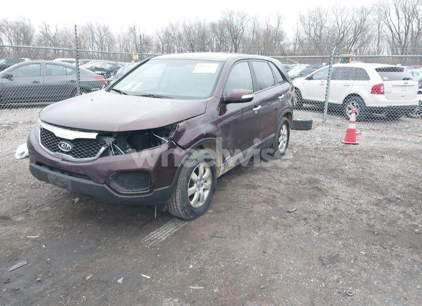 Photo 2 of 2013 Kia Sorento LX (VIN 5XYKTCA64DG353443)