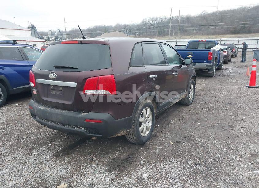 Photo 4 of 2013 Kia Sorento LX (VIN 5XYKTCA64DG353443)