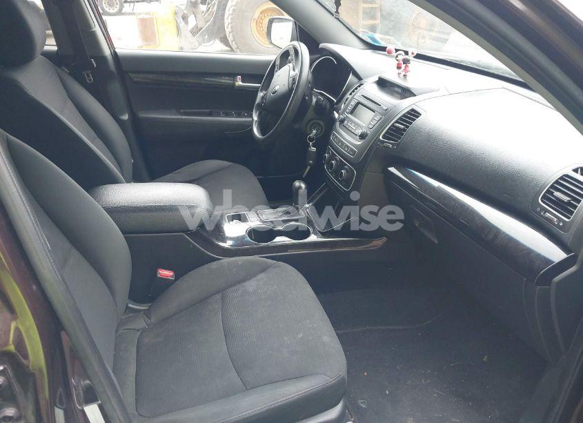 Photo 5 of 2014 Kia Sorento LX (VIN 5XYKTCA64EG456833)