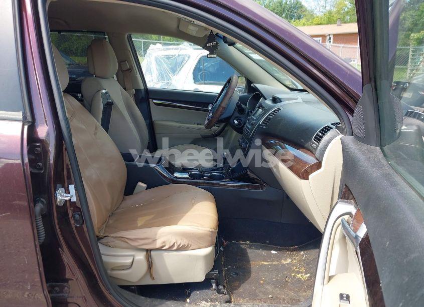 Photo 5 of 2014 Kia Sorento LX (VIN 5XYKTCA64EG474572)