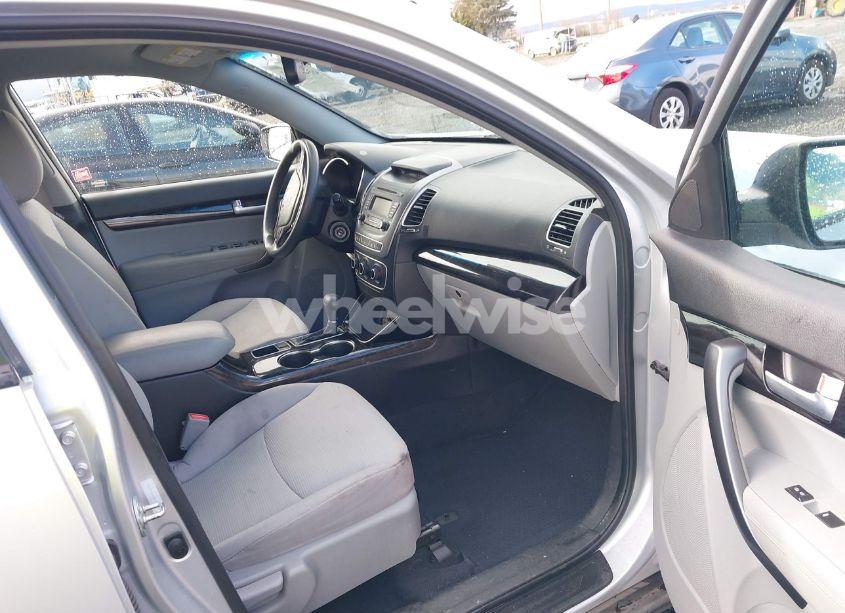 Photo 5 of 2014 Kia Sorento LX (VIN 5XYKTCA64EG486222)