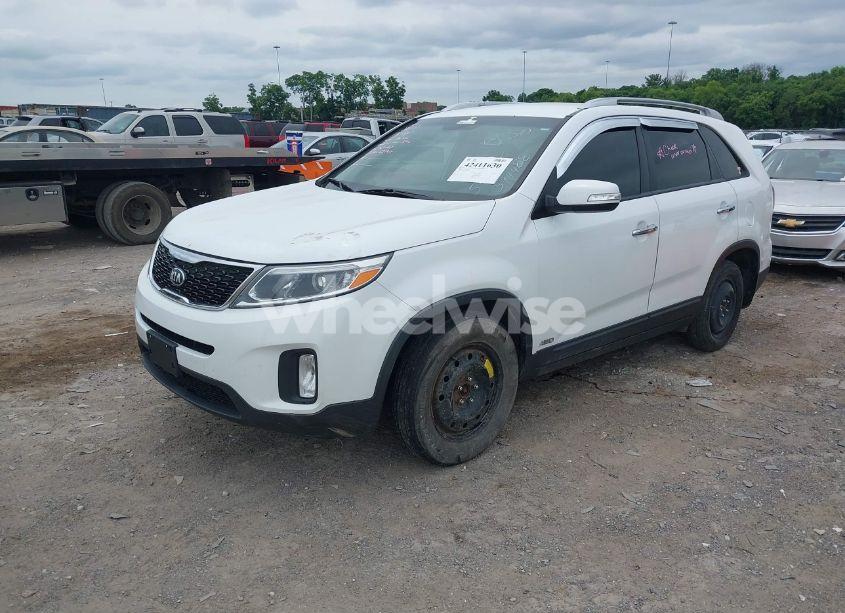 Photo 2 of 2014 Kia Sorento LX (VIN 5XYKTCA64EG544488)