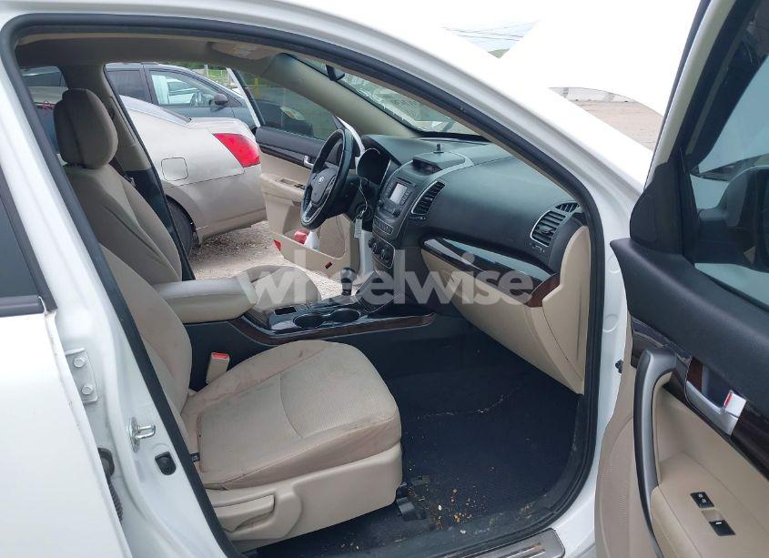 Photo 5 of 2014 Kia Sorento LX (VIN 5XYKTCA64EG544488)