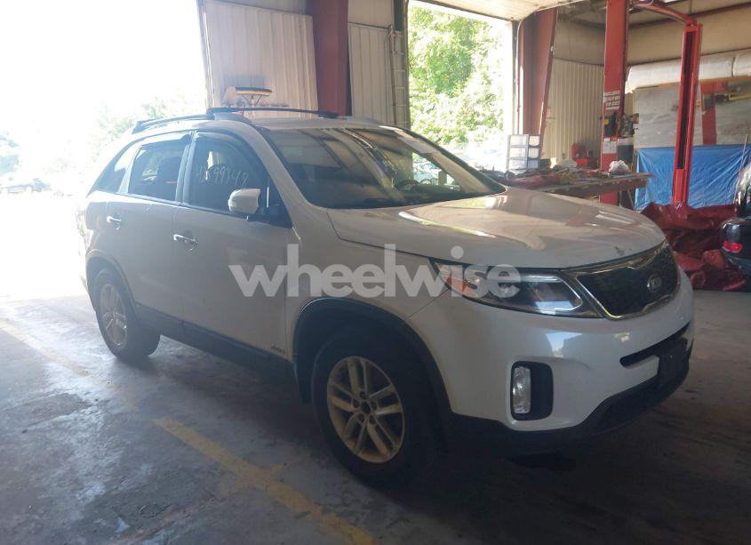 2015 Kia Sorento LX (VIN 5XYKTCA64FG607865) main photo