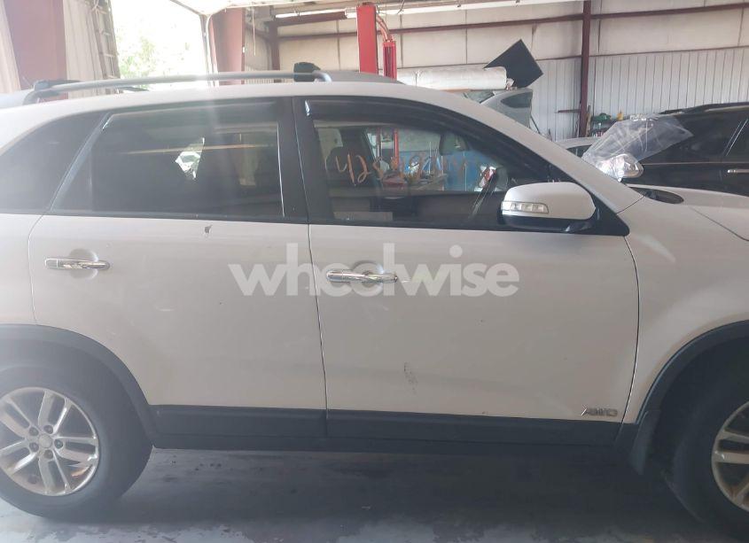 Photo 13 of 2015 Kia Sorento LX (VIN 5XYKTCA64FG607865)