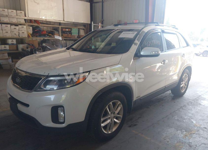 Photo 2 of 2015 Kia Sorento LX (VIN 5XYKTCA64FG607865)