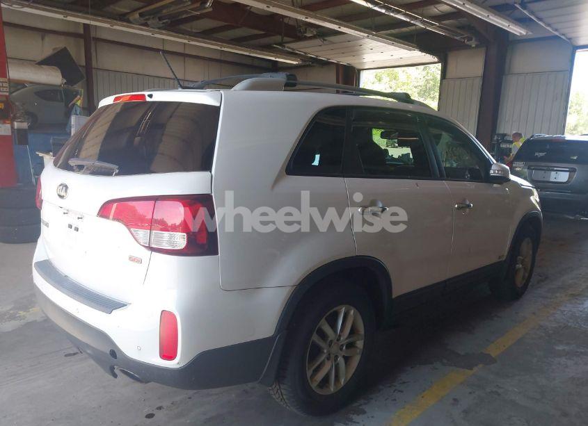 Photo 4 of 2015 Kia Sorento LX (VIN 5XYKTCA64FG607865)
