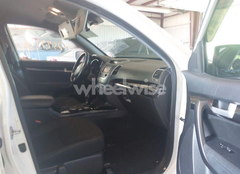 Photo 5 of 2015 Kia Sorento LX (VIN 5XYKTCA64FG607865)