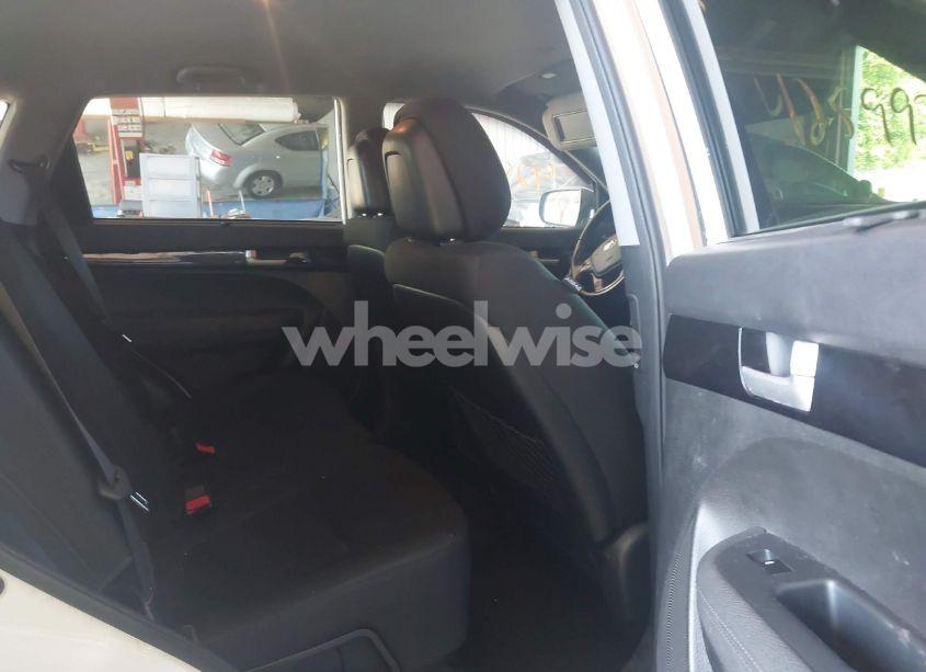 Photo 8 of 2015 Kia Sorento LX (VIN 5XYKTCA64FG607865)