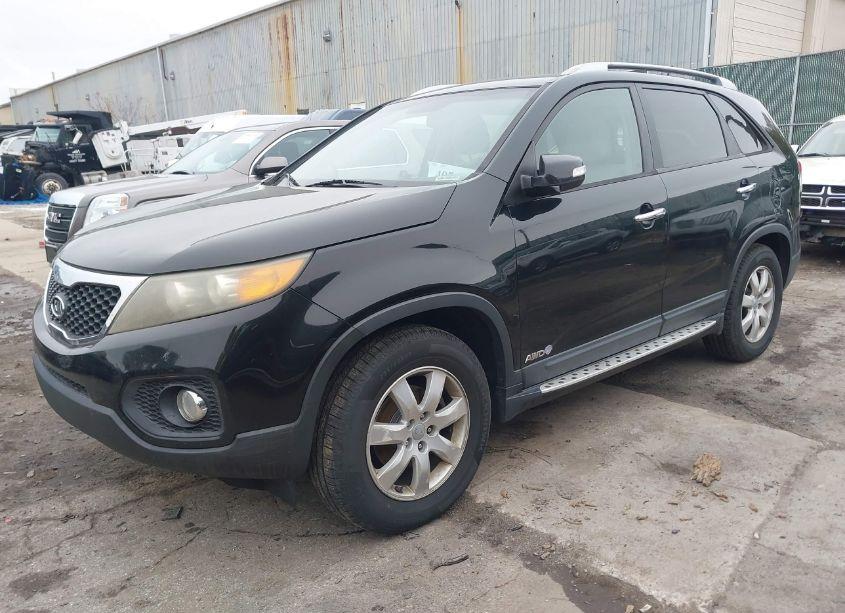 Photo 2 of 2012 Kia Sorento LX (VIN 5XYKTCA65CG256945)