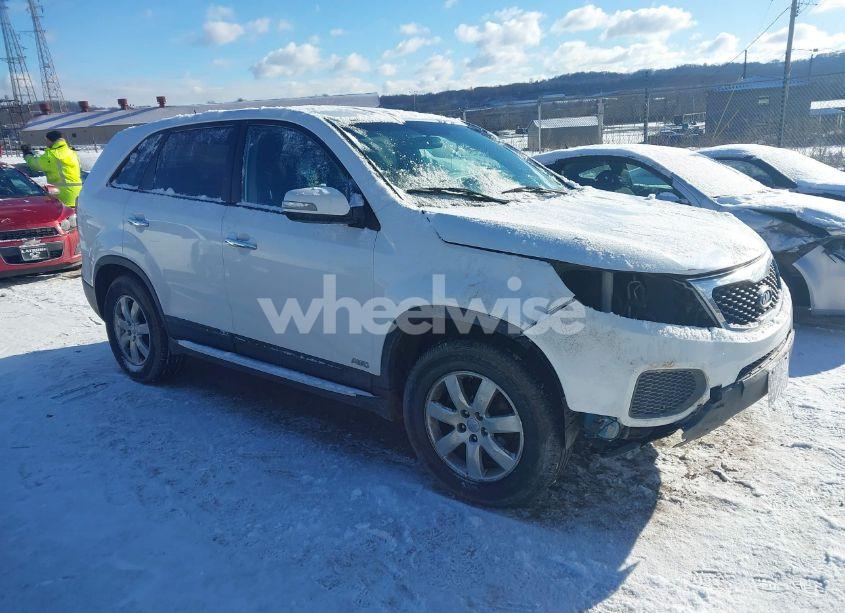 2013 Kia Sorento LX (VIN 5XYKTCA65DG321956) main photo