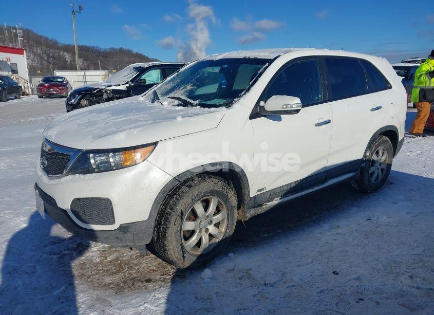 Photo 2 of 2013 Kia Sorento LX (VIN 5XYKTCA65DG321956)