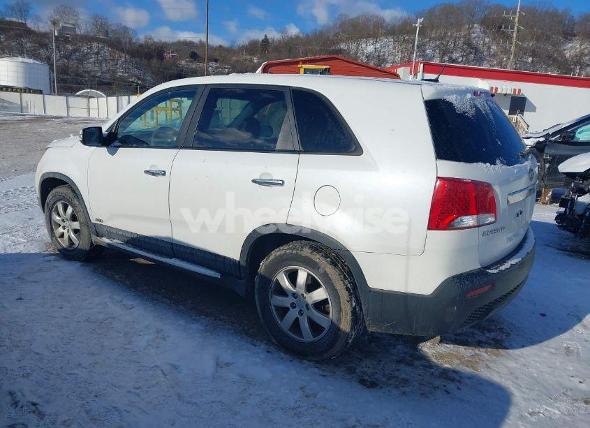 Photo 3 of 2013 Kia Sorento LX (VIN 5XYKTCA65DG321956)