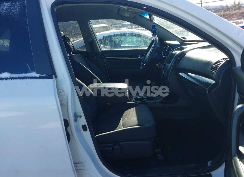 Photo 5 of 2013 Kia Sorento LX (VIN 5XYKTCA65DG321956)