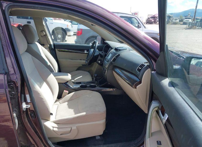 Photo 5 of 2014 Kia Sorento LX (VIN 5XYKTCA65EG438857)