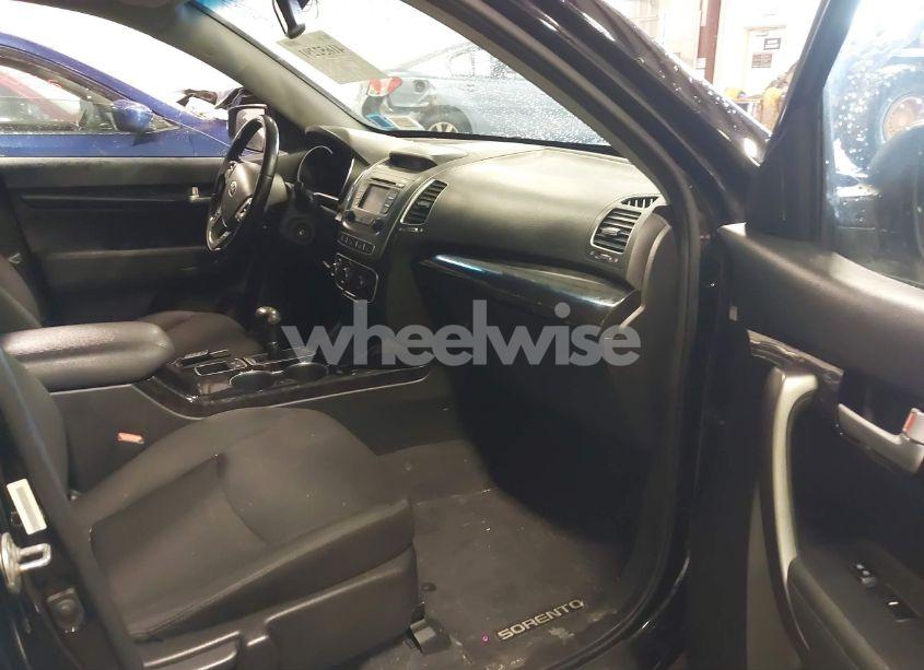 Photo 5 of 2015 Kia Sorento LX (VIN 5XYKTCA65FG554108)