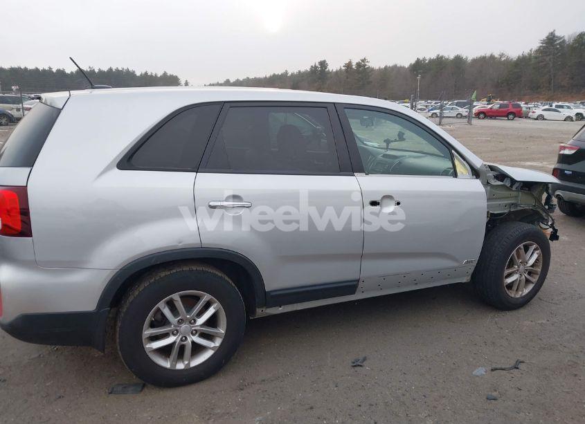 Photo 13 of 2015 Kia Sorento LX (VIN 5XYKTCA65FG567974)